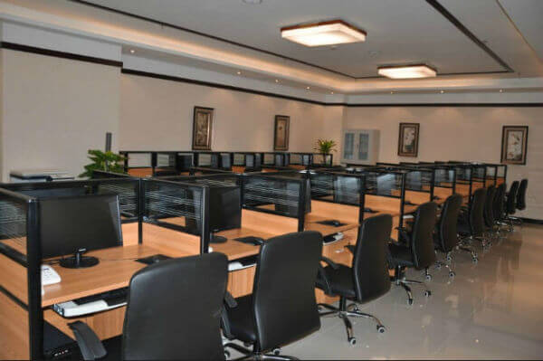 京城貸公司辦公區(qū)域監(jiān)控及工位前的電話通訊與網絡安裝