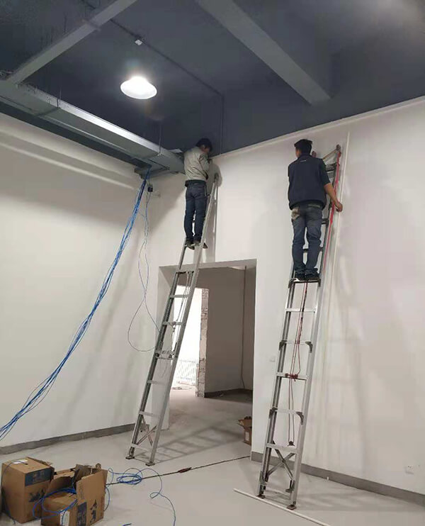 工人們正在進(jìn)行視頻監(jiān)控的綜合布線