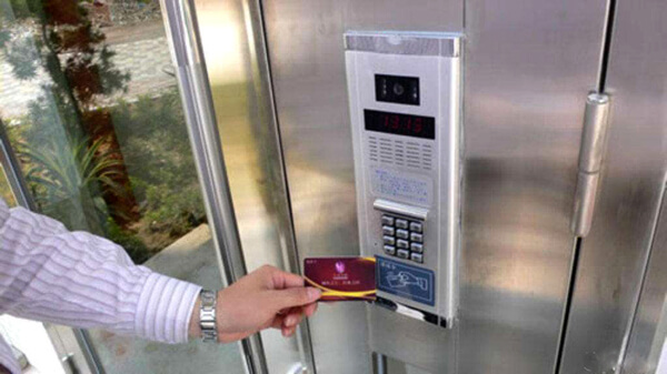 住戶刷卡進(jìn)門