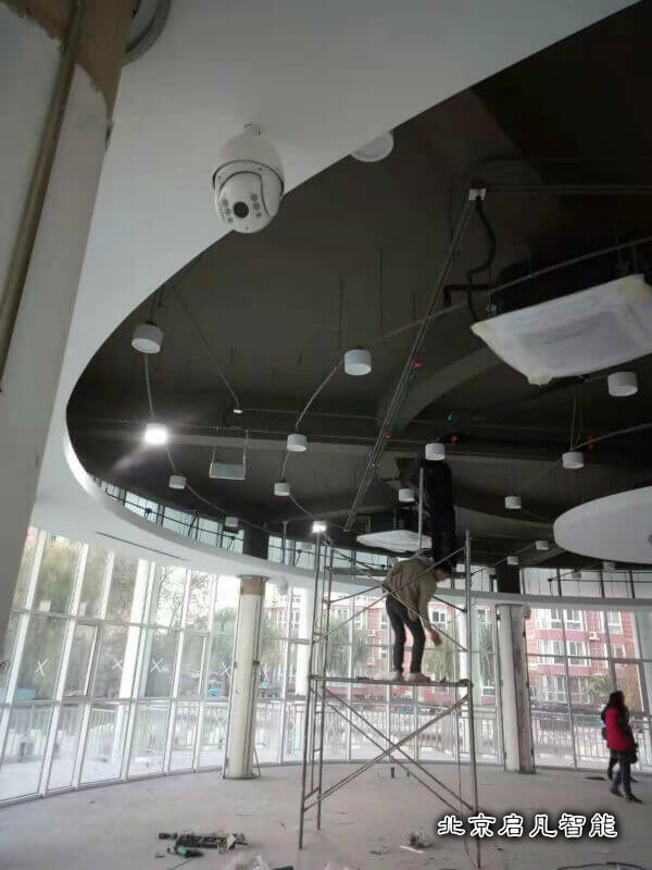 工人正在安裝投影設(shè)備