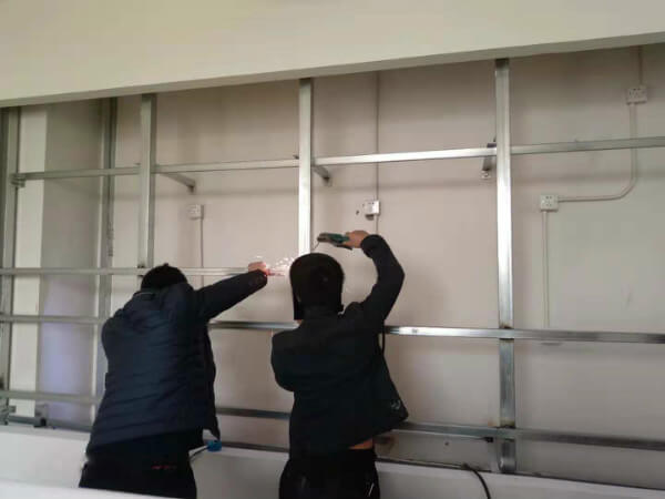 工人正在焊接支架